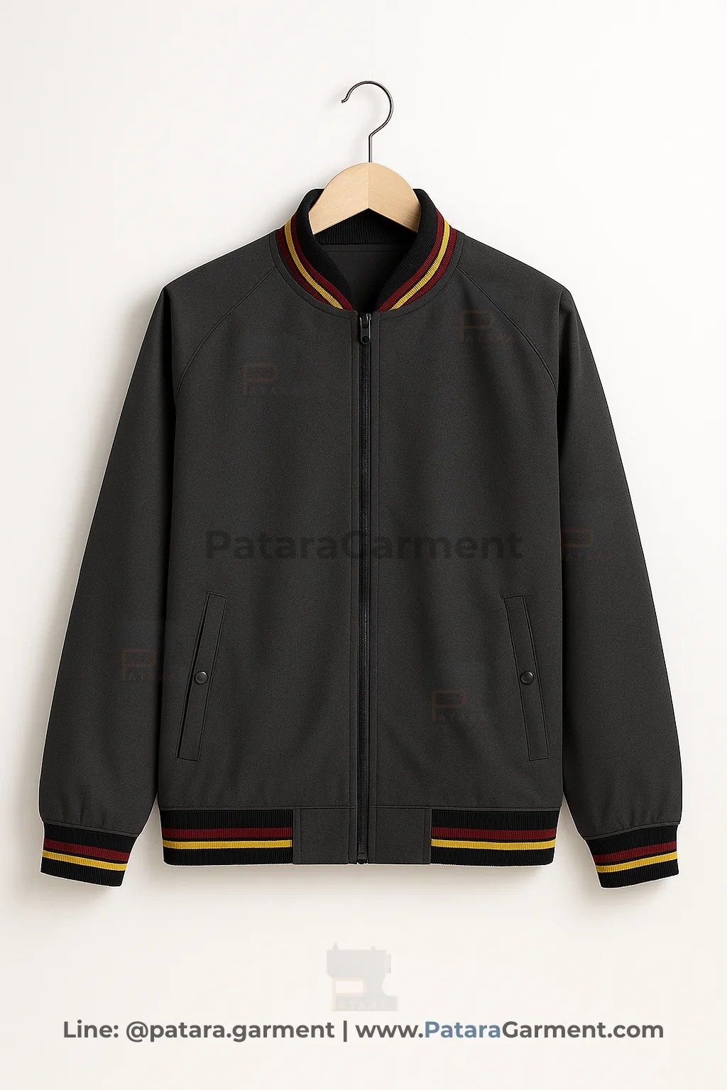 เสื้อแจ็คเก็ตบอมเบอร์สีเทาเข้ม รหัส J004 คอจั๊มป์ทอลายสีเหลืองแดง (สามารถเปลี่ยนสีและเลือกชนิดผ้าได้) รับผลิตสำหรับทำเสื้อรุ่น เสื้อทีม และยูนิฟอร์ม โดยโรงงานภัทร การ์เม้นท์