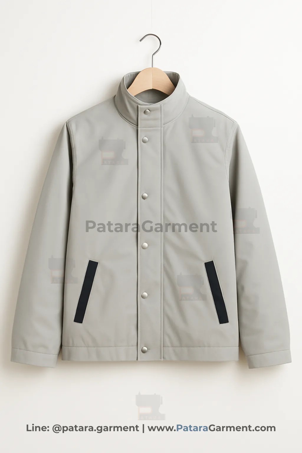 เสื้อแจ็คเก็ตคอตั้งสีเทาอ่อนสไตล์มินิมอล รหัส J008 กระดุมแป๊ก แต่งกระเป๋าสีดำ (สามารถเปลี่ยนสีและเลือกชนิดผ้าได้) รับผลิตสำหรับเป็นยูนิฟอร์มพนักงาน โดยโรงงานภัทร การ์เม้นท์