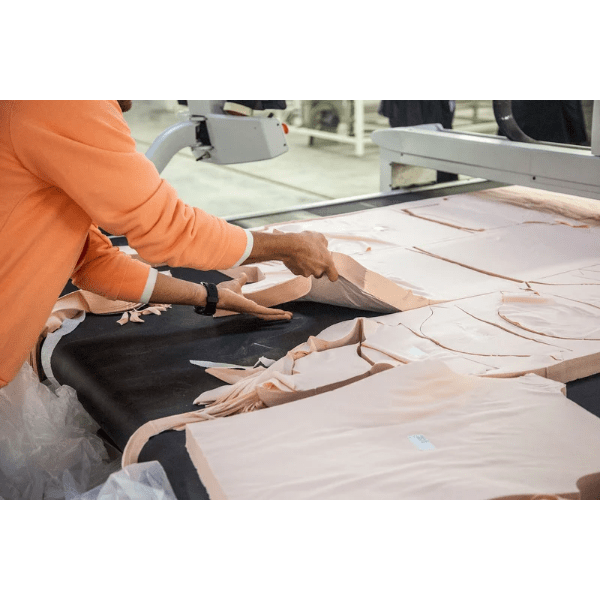 พนักงานกำลังวางแพทเทิร์นผ้าบนโต๊ะตัด
เตรียมพร้อมสำหรับกระบวนการผลิตอย่างแม่นยำ