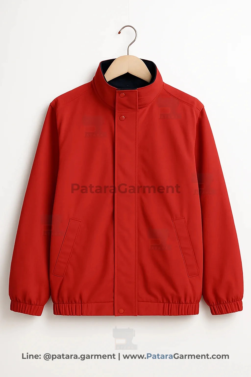 เสื้อแจ็คเก็ตคอตั้งสีแดงสด รหัส J001 เนื้อผ้าไมโครกันลม (สามารถเปลี่ยนสีและเลือกชนิดผ้าได้) รับผลิตโดยโรงงาน ภัทร การ์เม้นท์