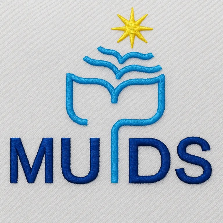 โลโก้ MUIDS รูปหางวาฬปักด้ายสีน้ำเงินและดาวสีเหลืองบนผ้าทวีลสีขาว