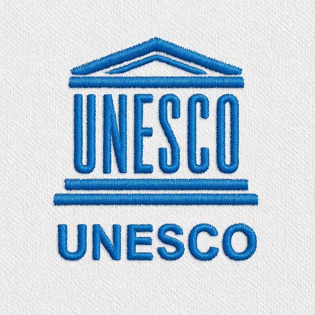 โลโก้ “UNESCO” ทรงวิหารและตัวอักษรสีน้ำเงิน ปักบนผ้าพื้นสีขาว